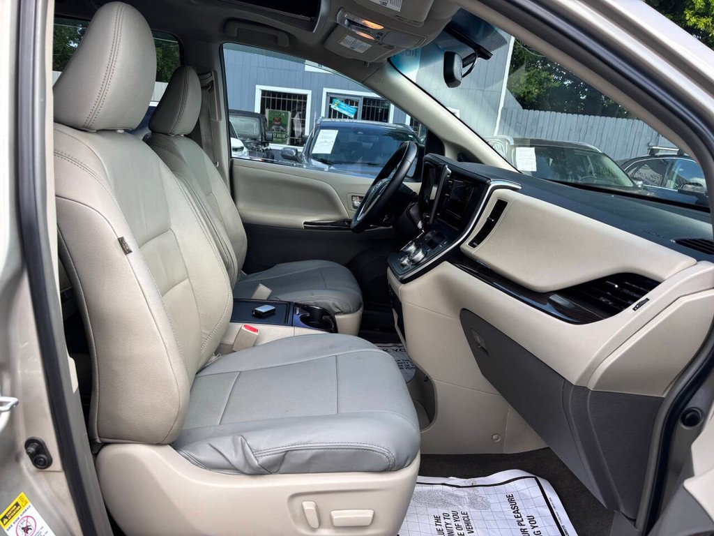 Toyota Sienna Vehicle Full-screen Gallery Image 09