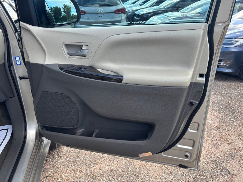 Toyota Sienna Vehicle Full-screen Gallery Image 10