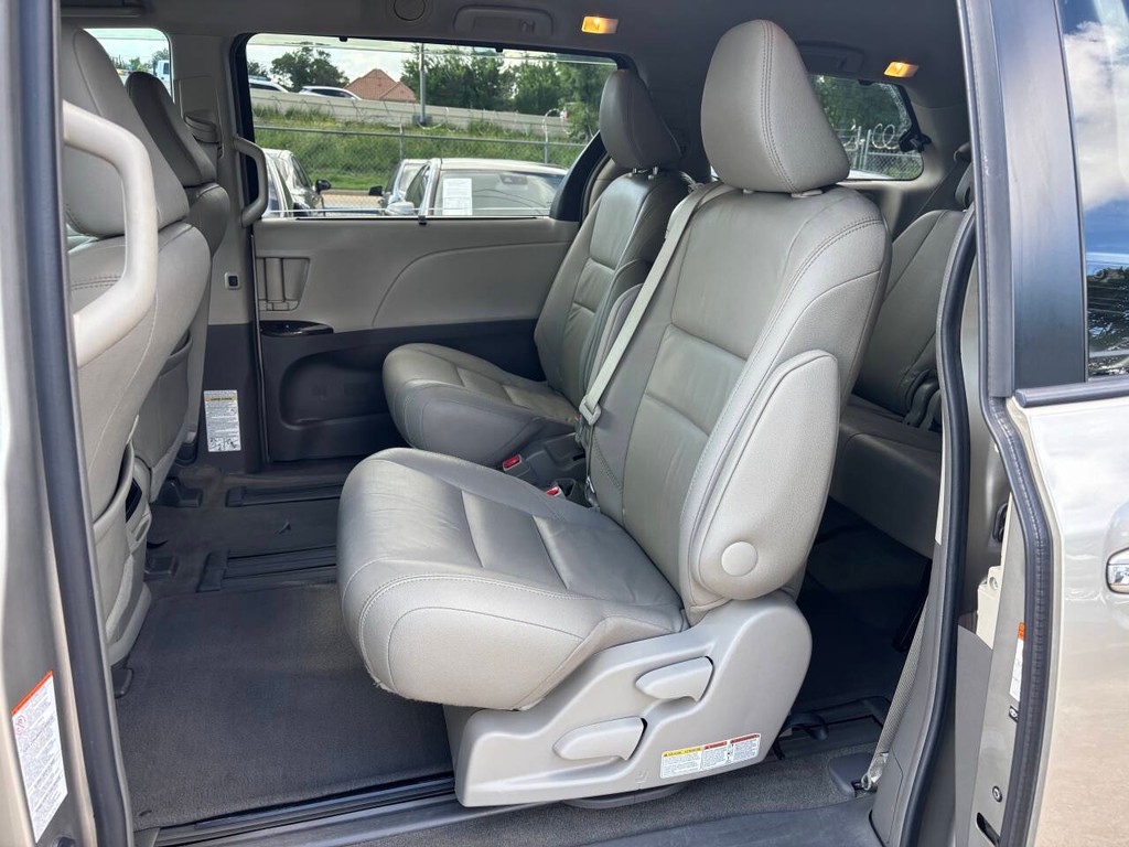 Toyota Sienna Vehicle Full-screen Gallery Image 11