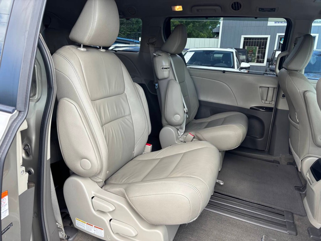 Toyota Sienna Vehicle Full-screen Gallery Image 12
