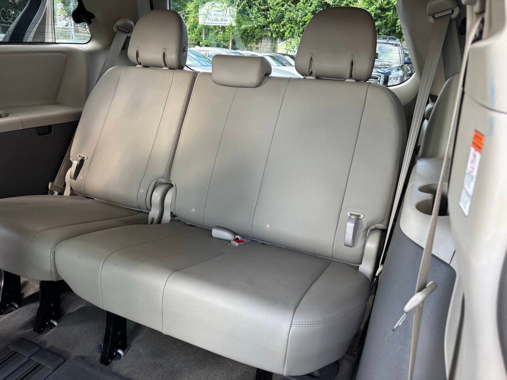 Toyota Sienna Vehicle Full-screen Gallery Image 13