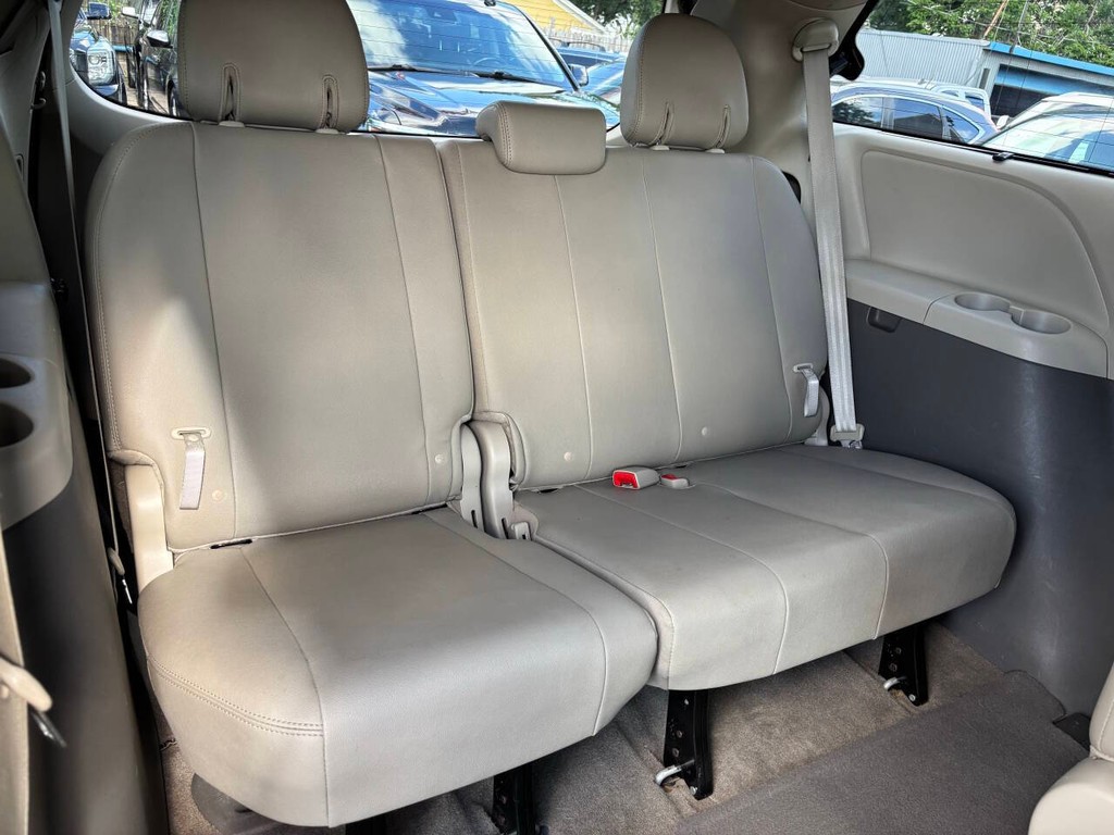 Toyota Sienna Vehicle Full-screen Gallery Image 14