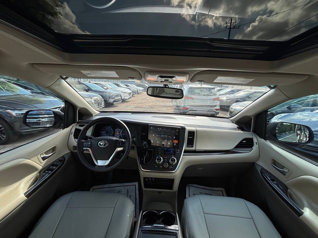 Toyota Sienna Vehicle Full-screen Gallery Image 15
