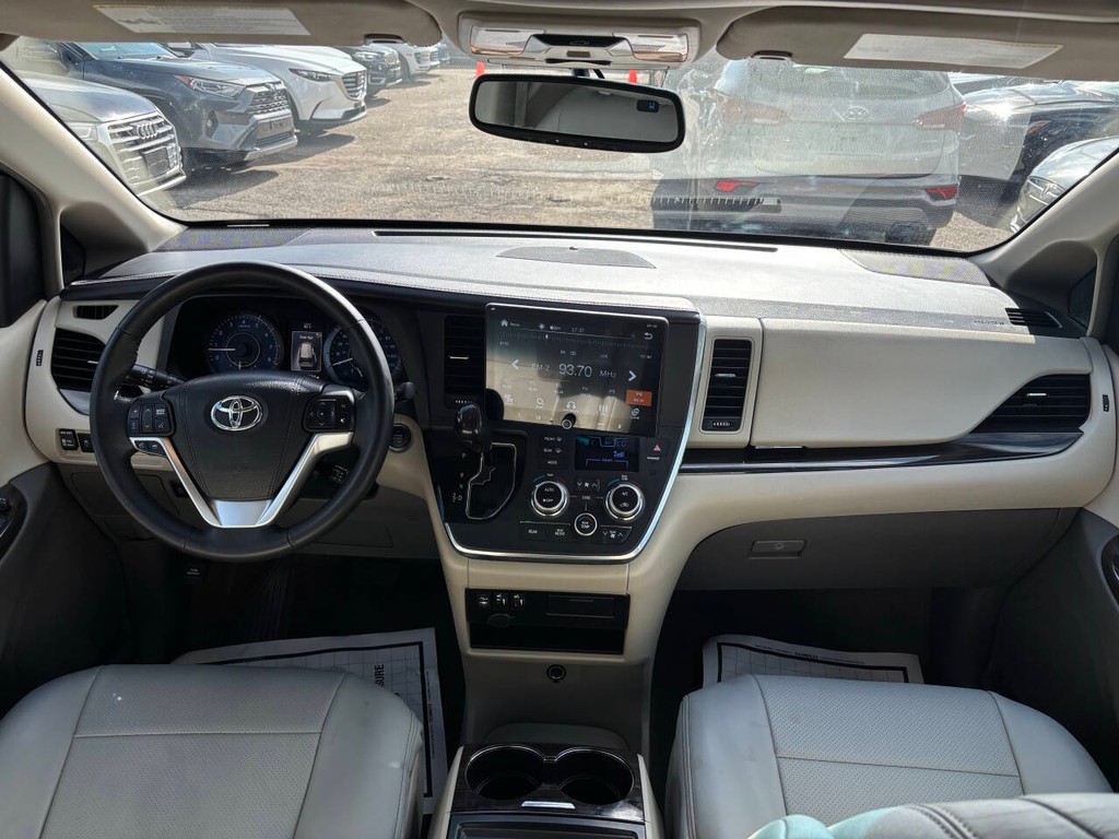 Toyota Sienna Vehicle Full-screen Gallery Image 16