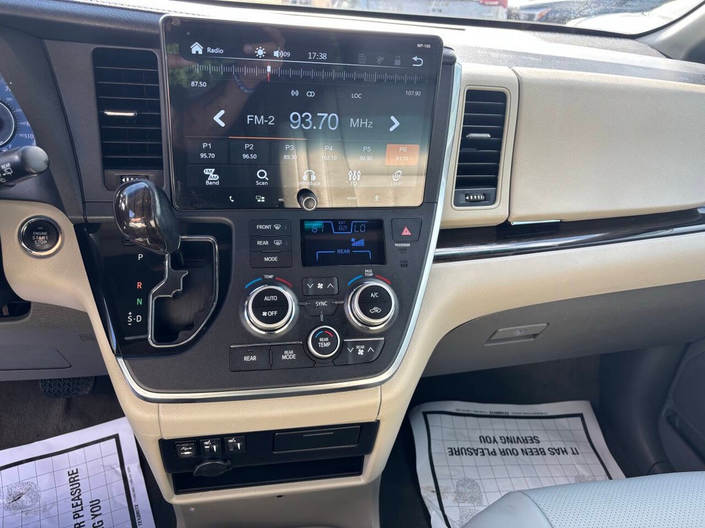 Toyota Sienna Vehicle Full-screen Gallery Image 17
