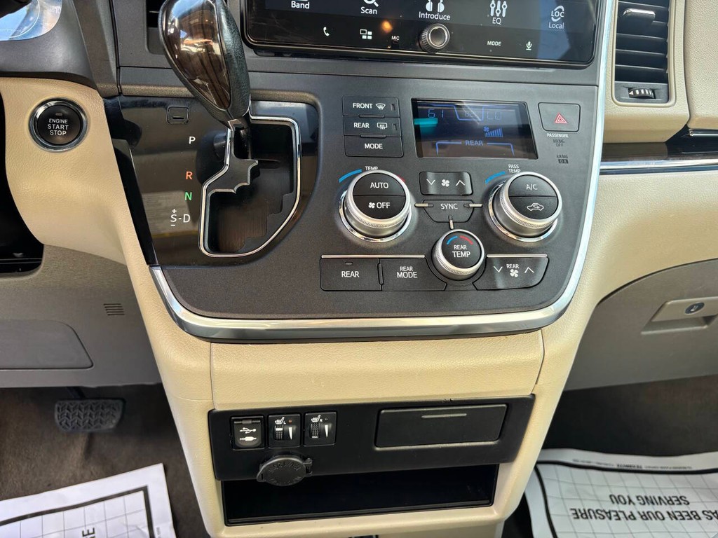 Toyota Sienna Vehicle Full-screen Gallery Image 18