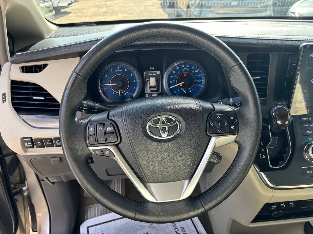 Toyota Sienna Vehicle Full-screen Gallery Image 19