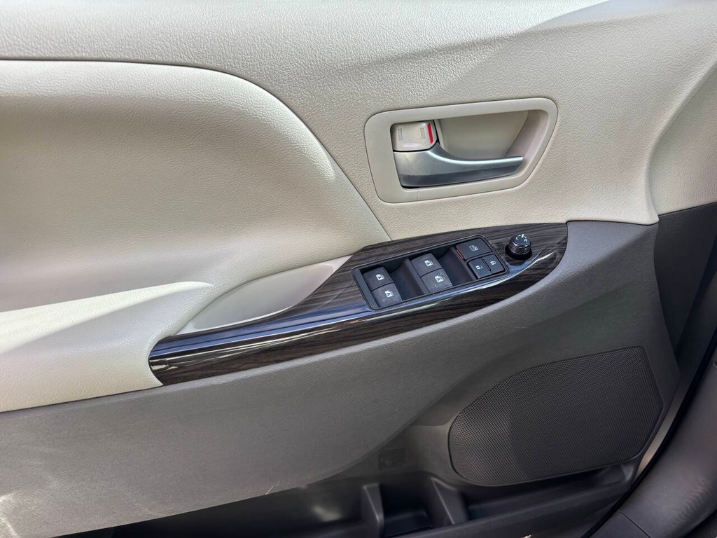 Toyota Sienna Vehicle Full-screen Gallery Image 21