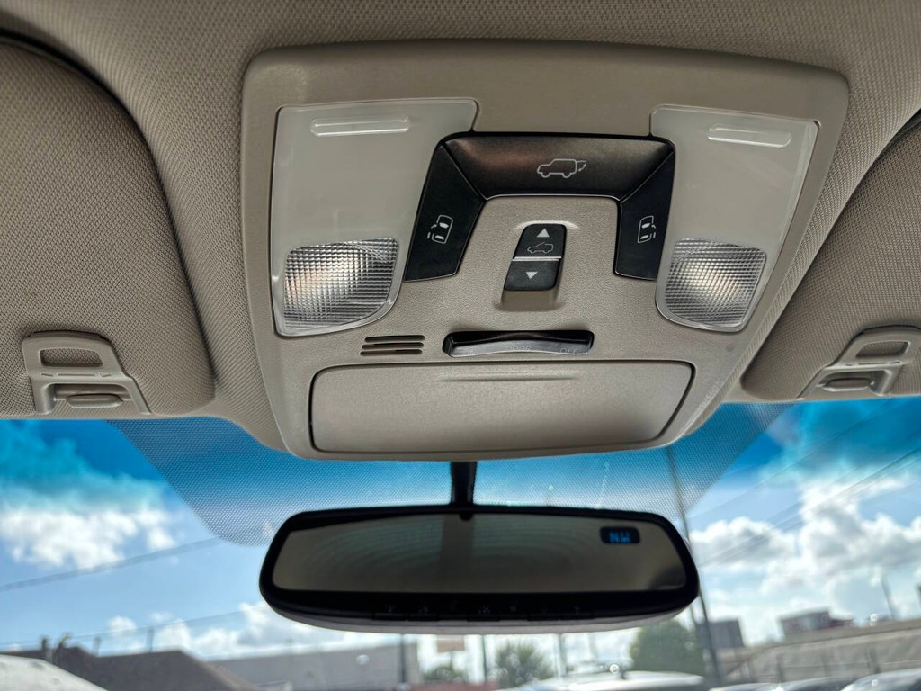 Toyota Sienna Vehicle Full-screen Gallery Image 22