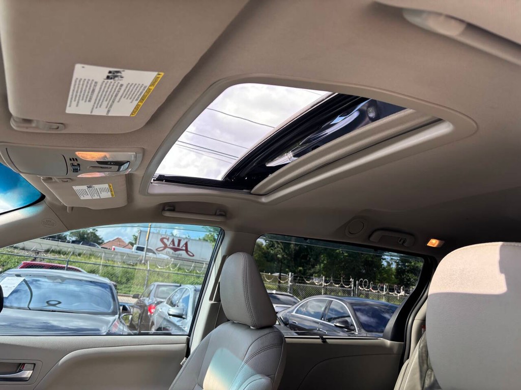Toyota Sienna Vehicle Full-screen Gallery Image 23