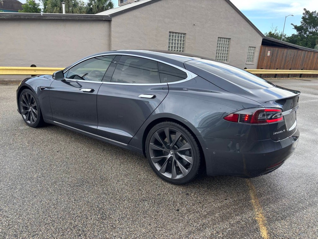 Tesla Model S Vehicle Full-screen Gallery Image 05