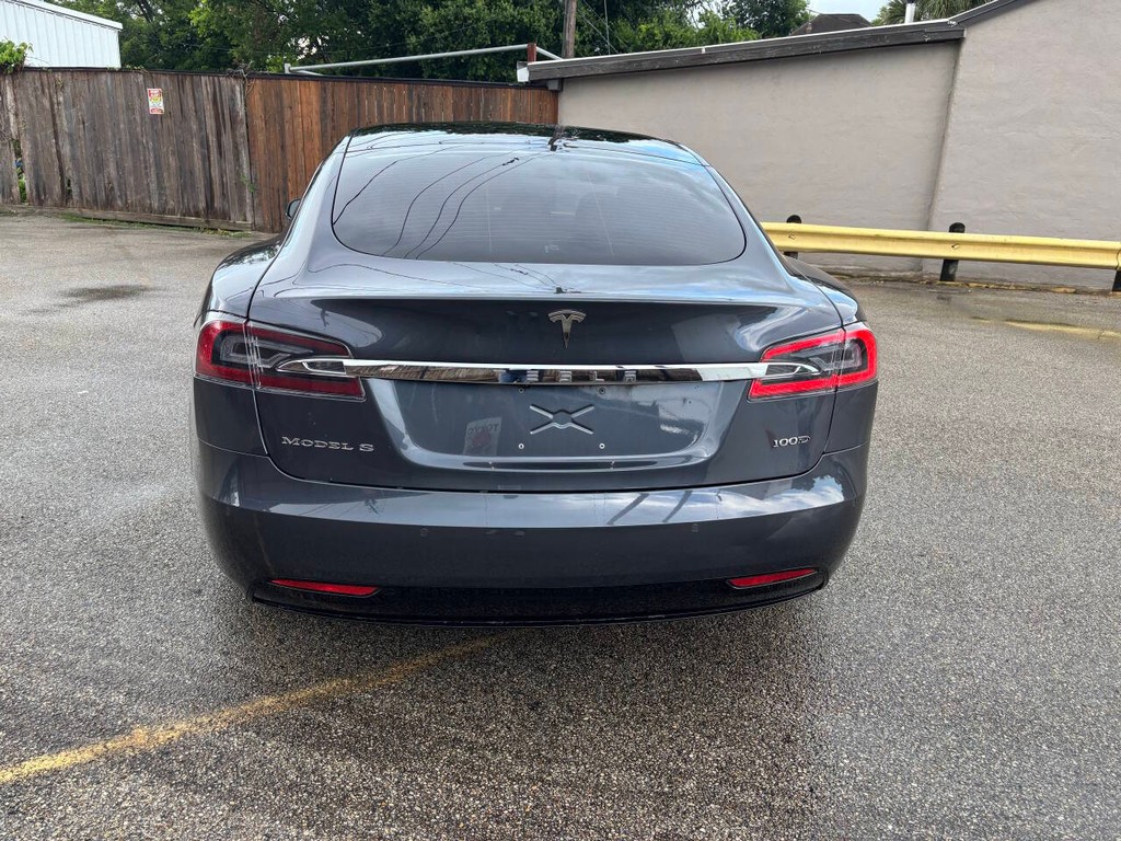Tesla Model S Vehicle Full-screen Gallery Image 06