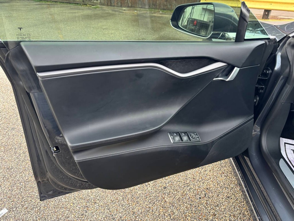 Tesla Model S Vehicle Full-screen Gallery Image 10