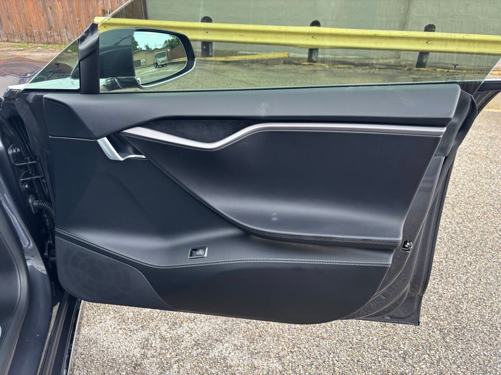 Tesla Model S Vehicle Full-screen Gallery Image 13