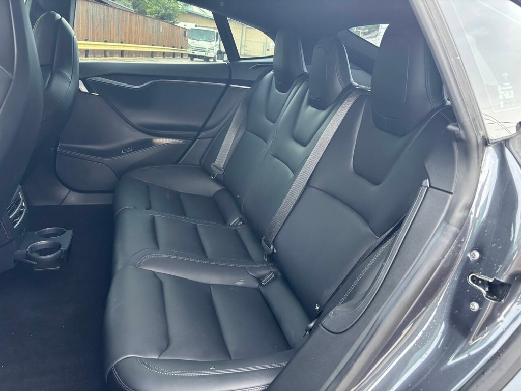 Tesla Model S Vehicle Full-screen Gallery Image 14