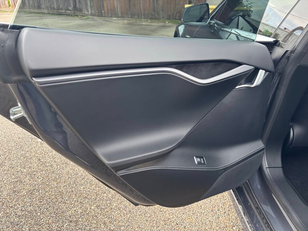 Tesla Model S Vehicle Full-screen Gallery Image 15