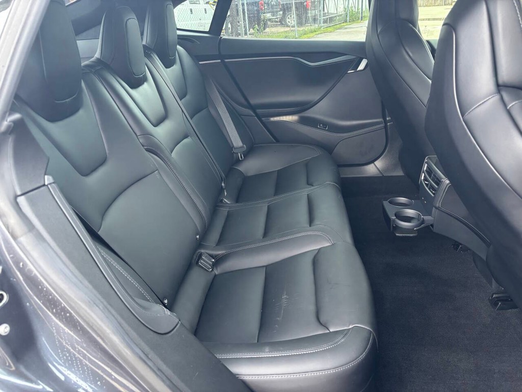 Tesla Model S Vehicle Full-screen Gallery Image 16