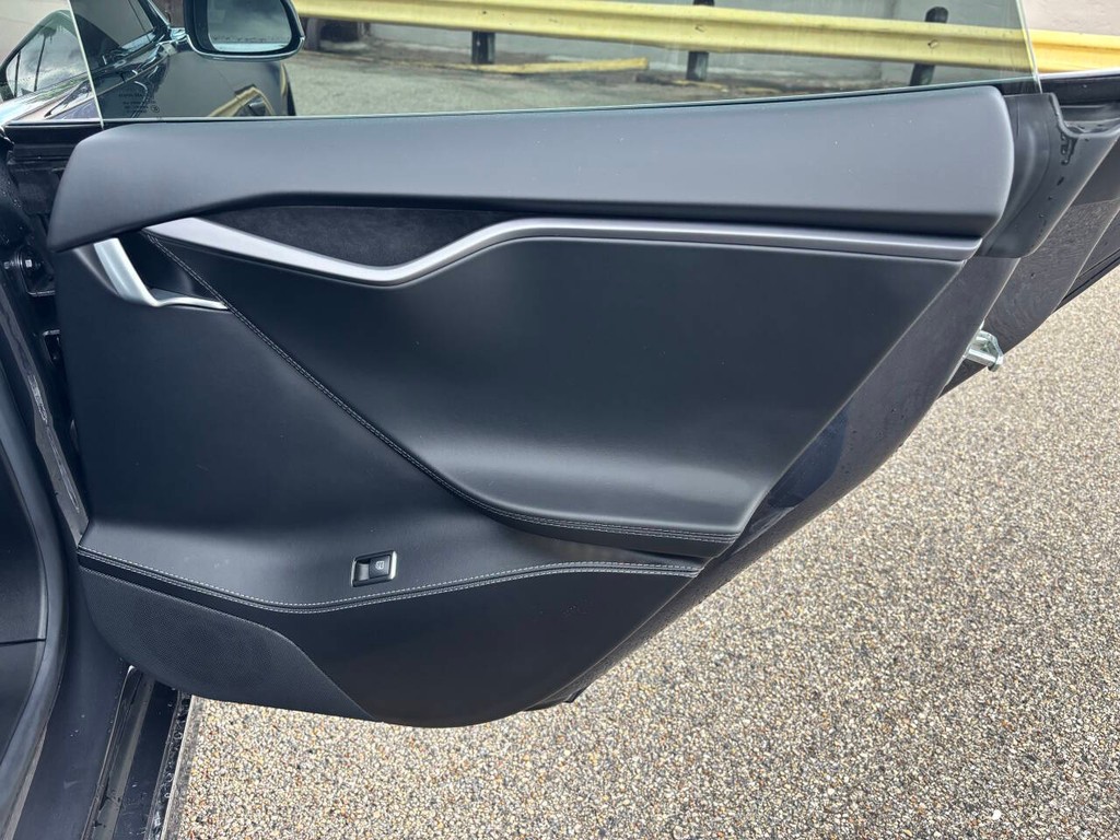 Tesla Model S Vehicle Full-screen Gallery Image 17