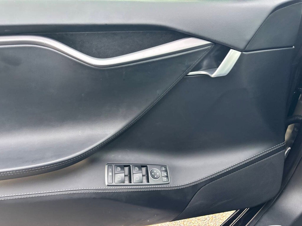 Tesla Model S Vehicle Full-screen Gallery Image 25