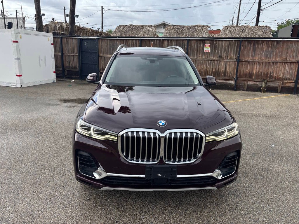BMW X7 Vehicle Full-screen Gallery Image 03