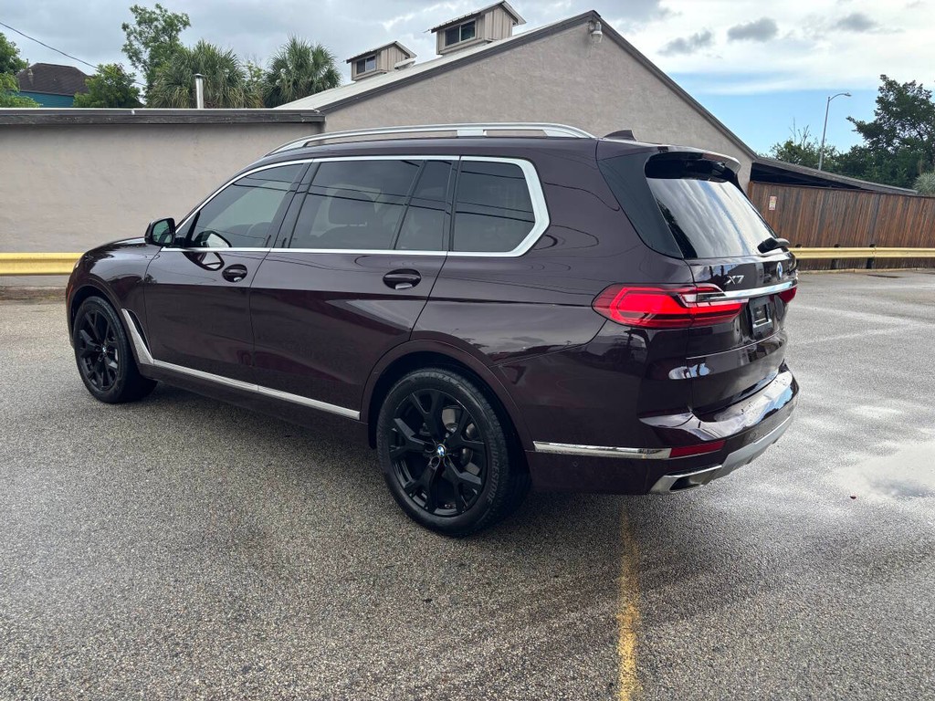 BMW X7 Vehicle Full-screen Gallery Image 05