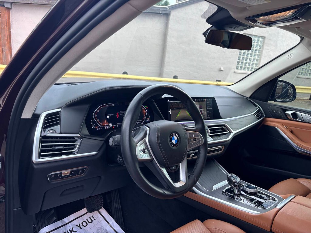 BMW X7 Vehicle Full-screen Gallery Image 08