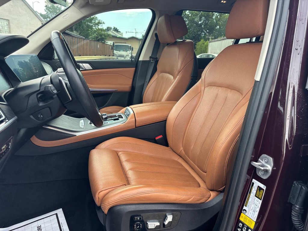 BMW X7 Vehicle Full-screen Gallery Image 09