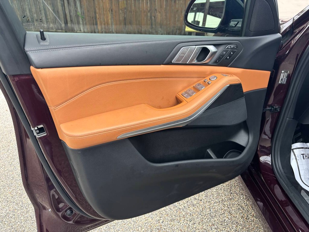 BMW X7 Vehicle Full-screen Gallery Image 10