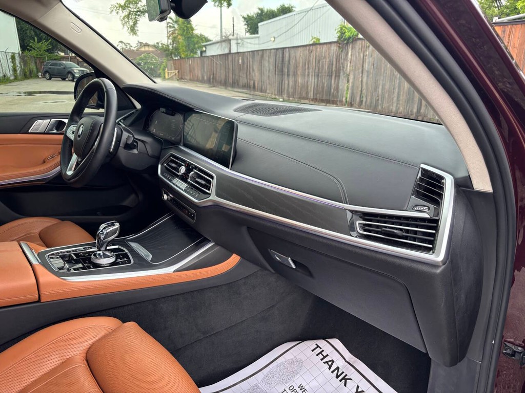 BMW X7 Vehicle Full-screen Gallery Image 11