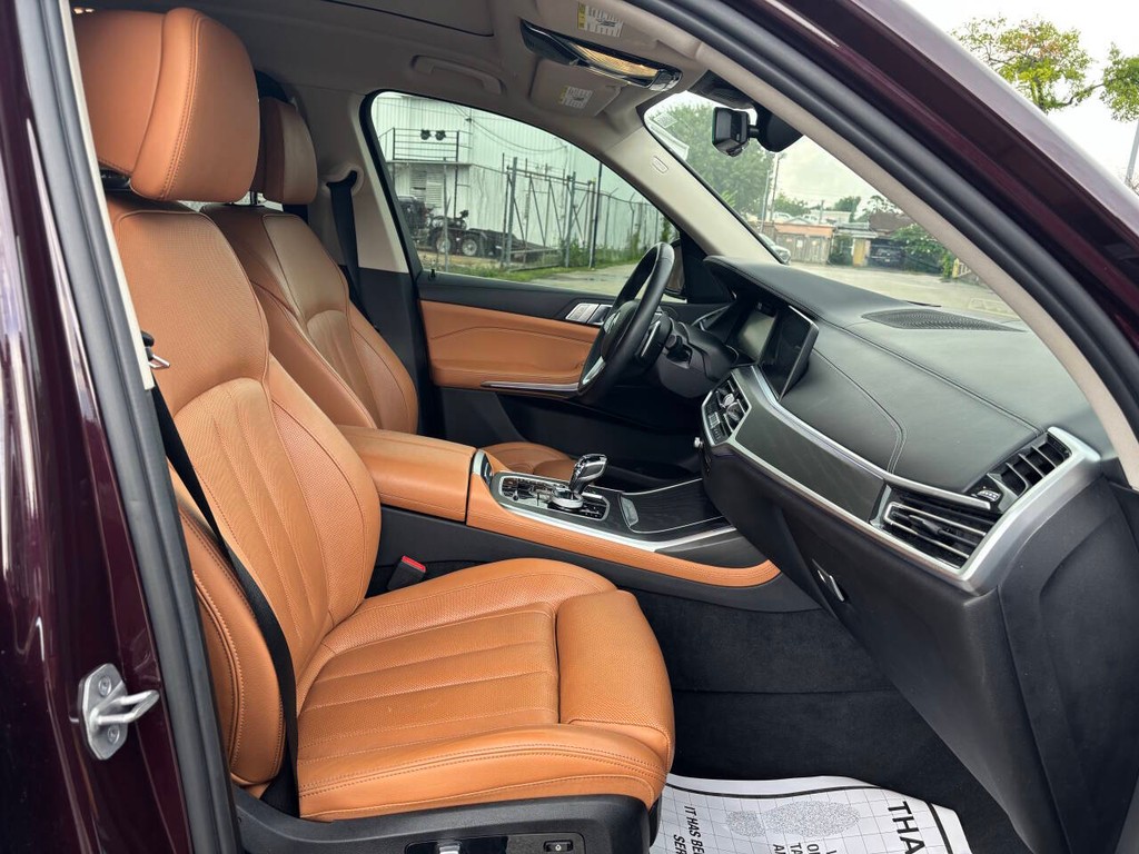 BMW X7 Vehicle Full-screen Gallery Image 12