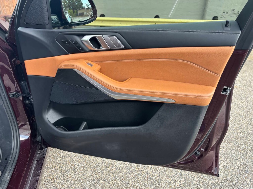 BMW X7 Vehicle Full-screen Gallery Image 13