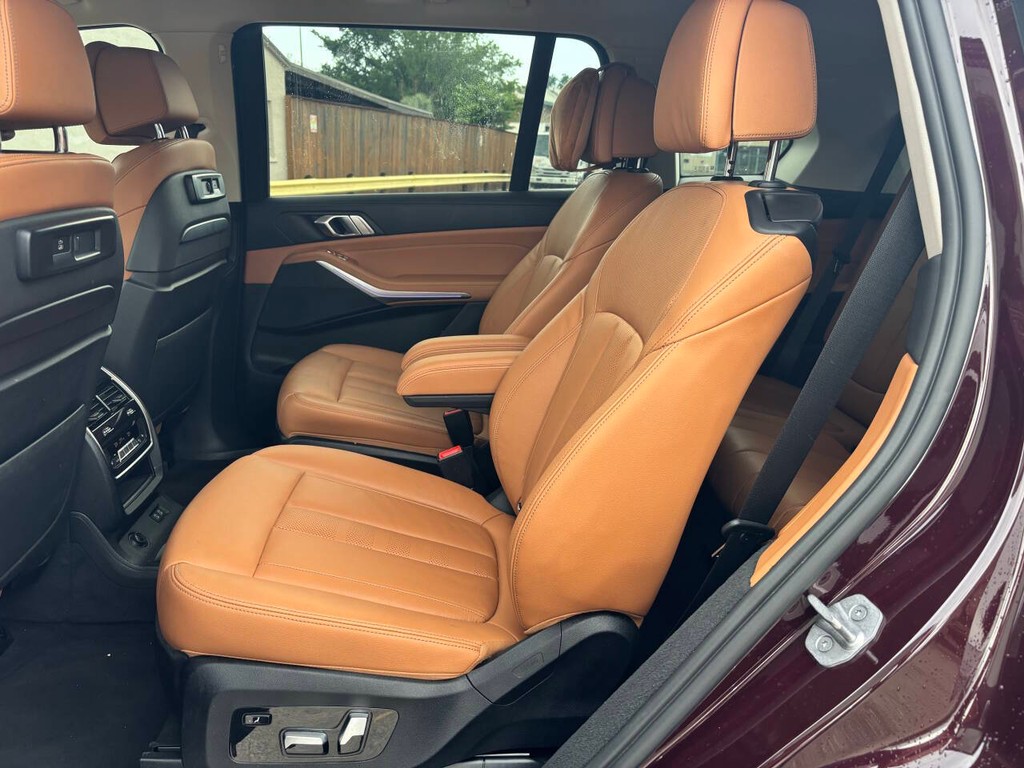 BMW X7 Vehicle Full-screen Gallery Image 14