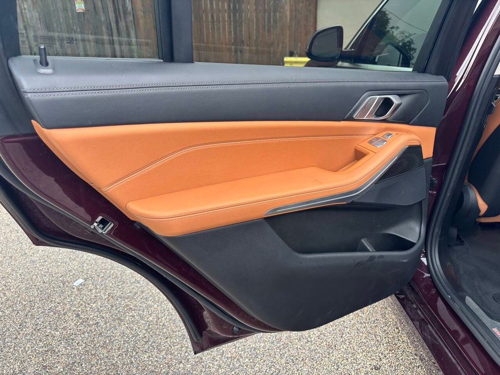 BMW X7 Vehicle Full-screen Gallery Image 15