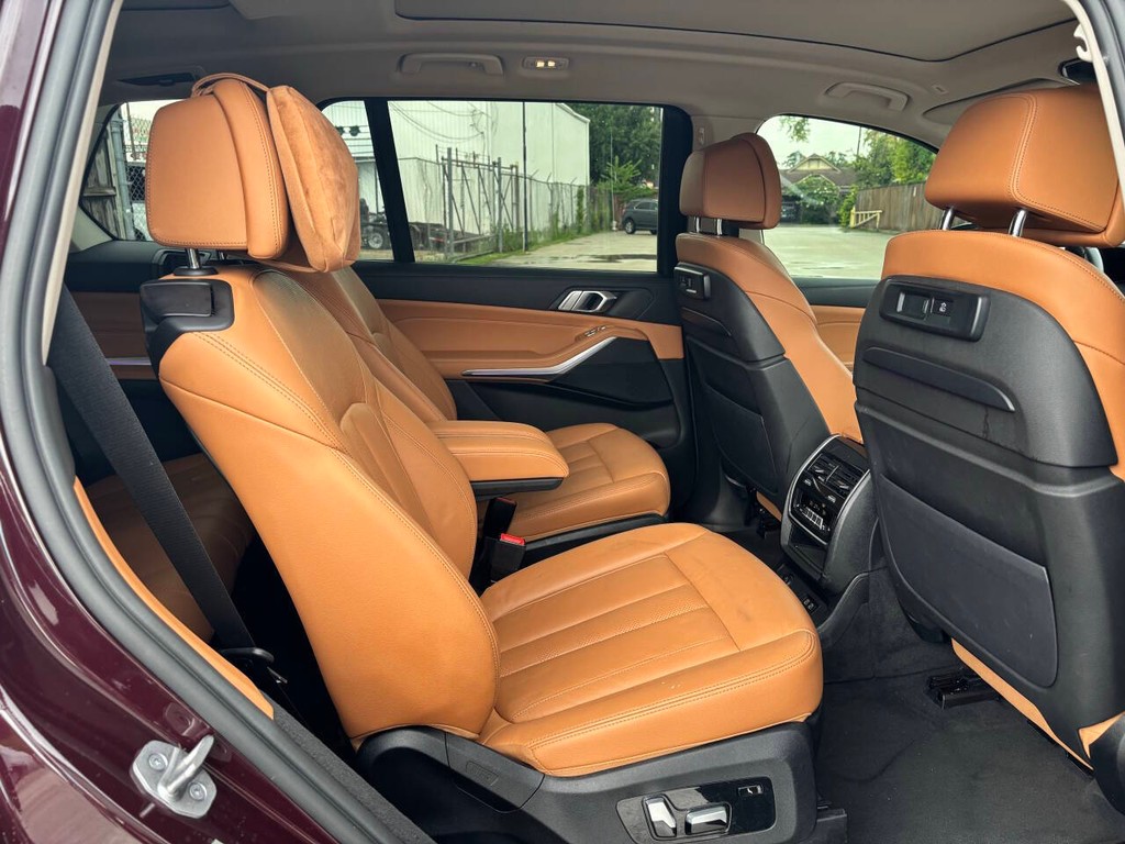 BMW X7 Vehicle Full-screen Gallery Image 16