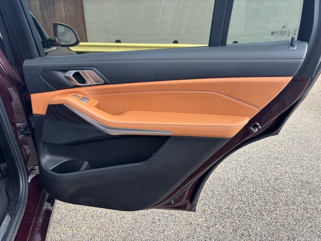 BMW X7 Vehicle Full-screen Gallery Image 17