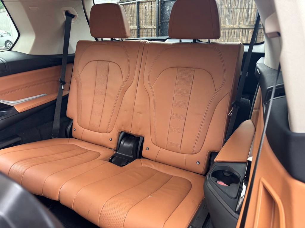 BMW X7 Vehicle Full-screen Gallery Image 18