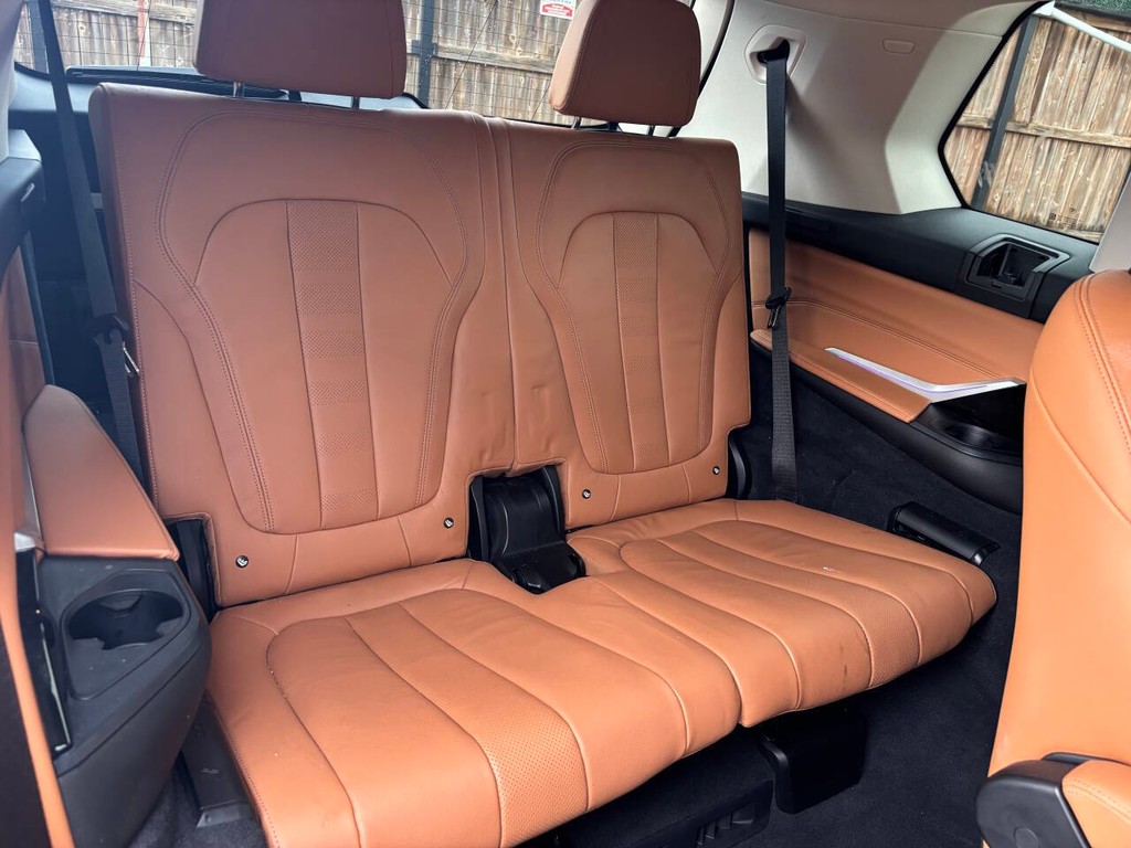 BMW X7 Vehicle Full-screen Gallery Image 19