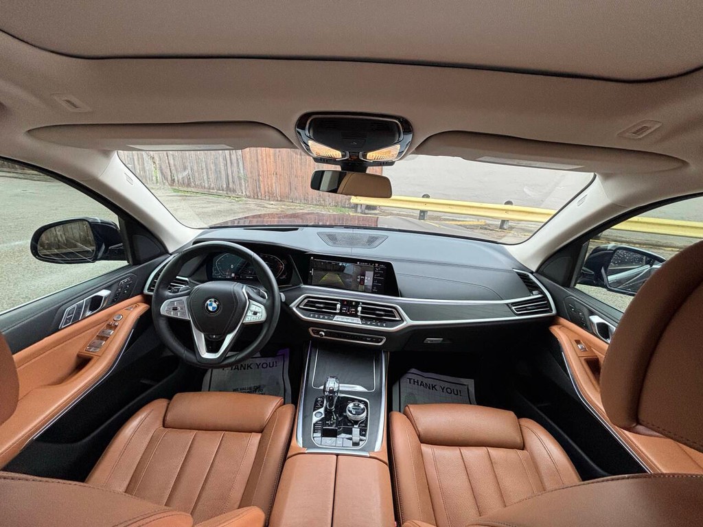 BMW X7 Vehicle Full-screen Gallery Image 20
