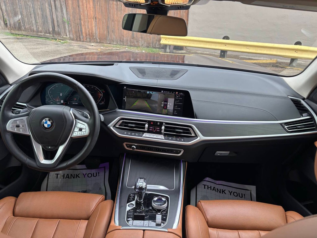 BMW X7 Vehicle Full-screen Gallery Image 21