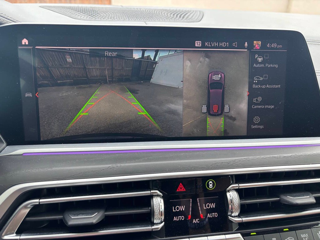 BMW X7 Vehicle Full-screen Gallery Image 23