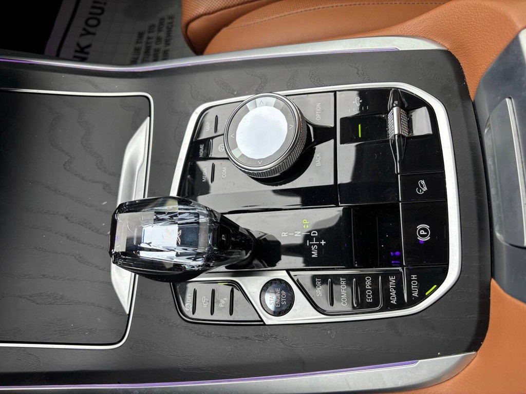 BMW X7 Vehicle Full-screen Gallery Image 24
