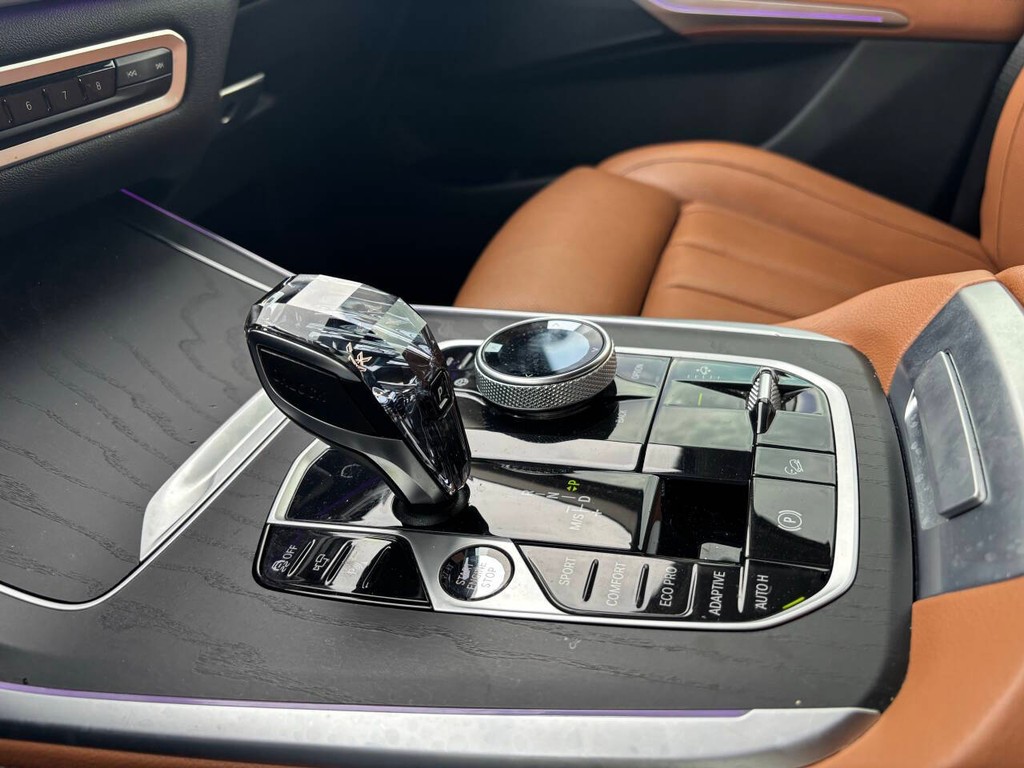 BMW X7 Vehicle Full-screen Gallery Image 25