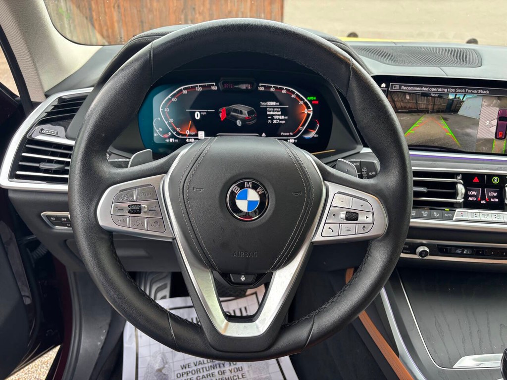 BMW X7 Vehicle Full-screen Gallery Image 26