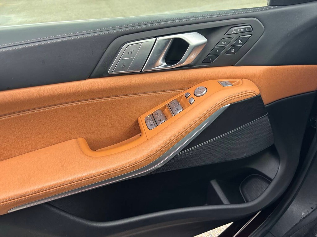 BMW X7 Vehicle Full-screen Gallery Image 29