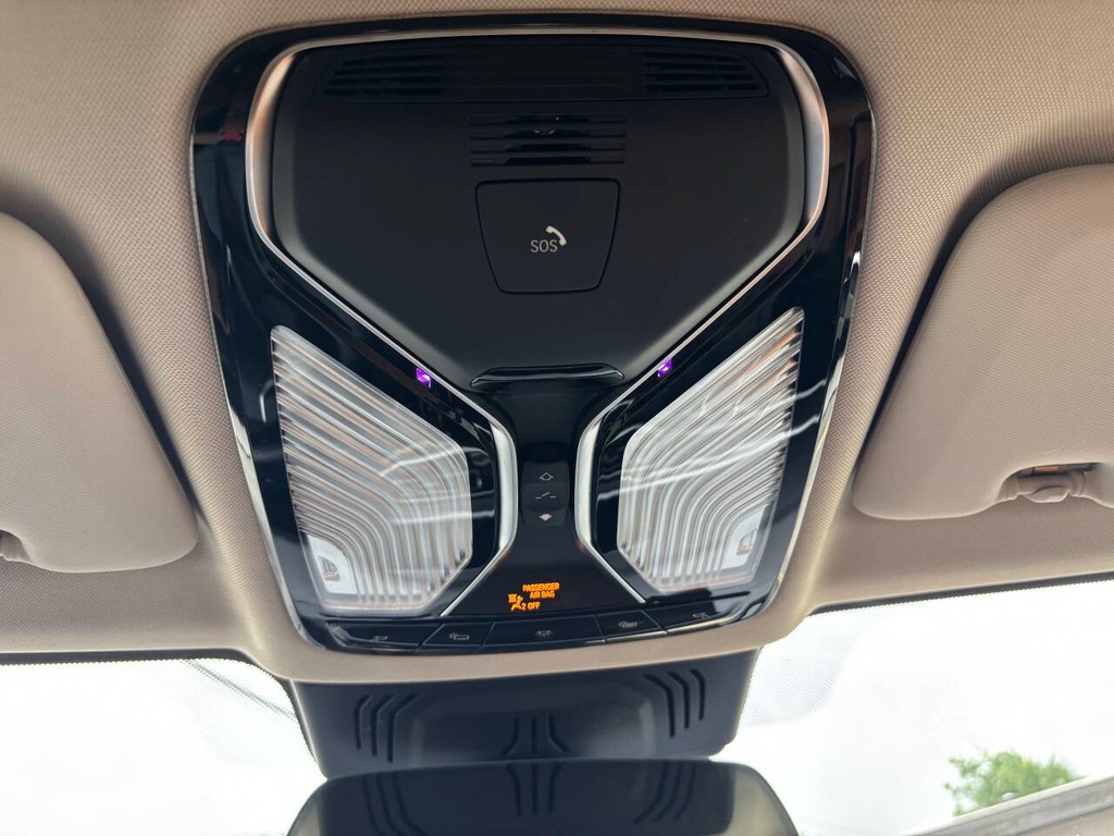 BMW X7 Vehicle Full-screen Gallery Image 30