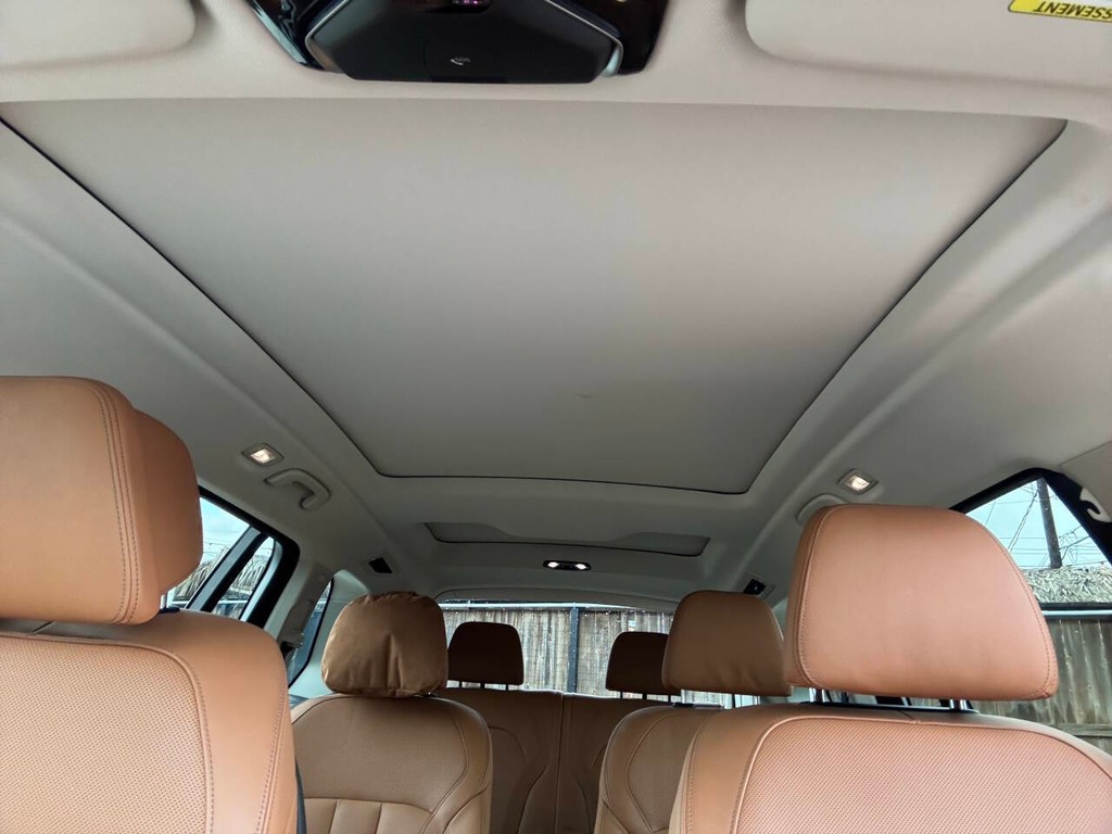 BMW X7 Vehicle Full-screen Gallery Image 31