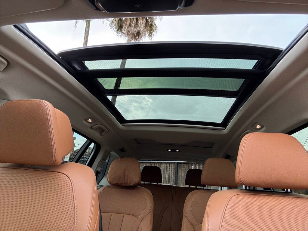 BMW X7 Vehicle Full-screen Gallery Image 32