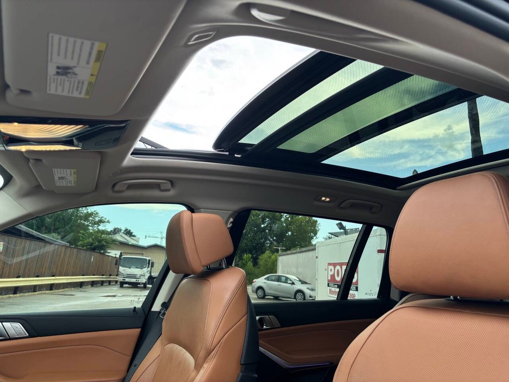 BMW X7 Vehicle Full-screen Gallery Image 33