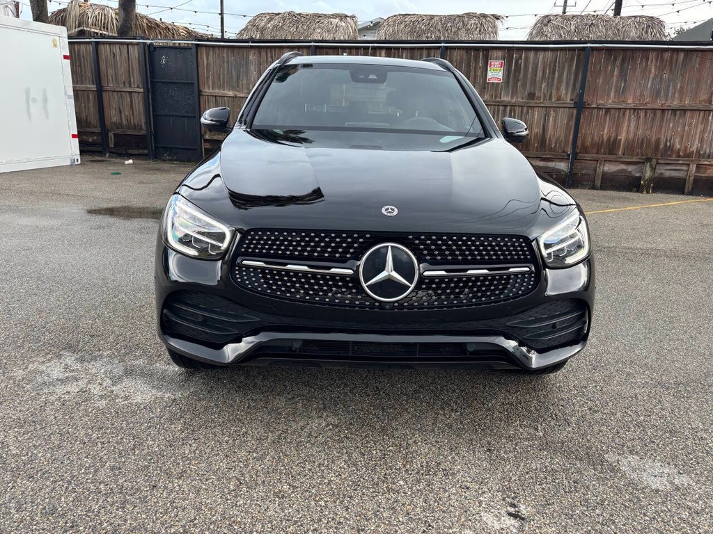 Mercedes-Benz GLC Vehicle Full-screen Gallery Image 02