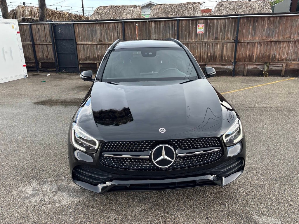 Mercedes-Benz GLC Vehicle Full-screen Gallery Image 03